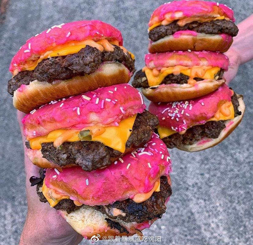 甜甜圈汉堡?这个粉色你下得去口吗. (图源网络)