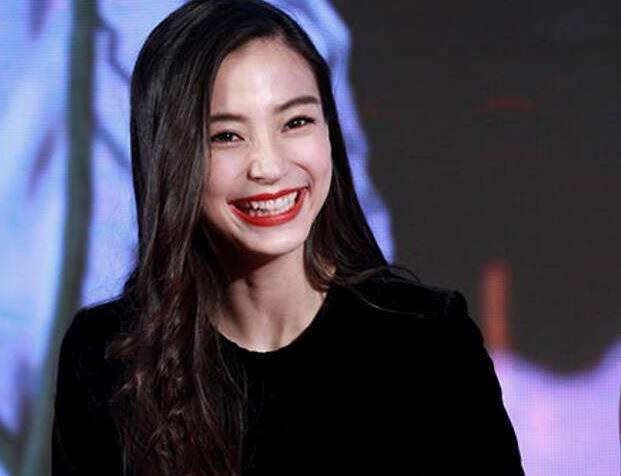 女明星开怀大笑时:赵丽颖可爱,杨颖嘴变大,最后一个太治愈了!