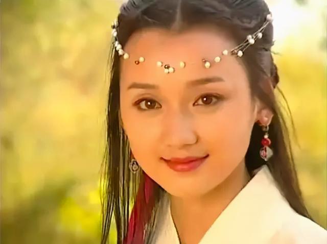 孔琳饰演拈花王后拈花王后其实是"拈花一笑"这个佛教典故中的那朵小花