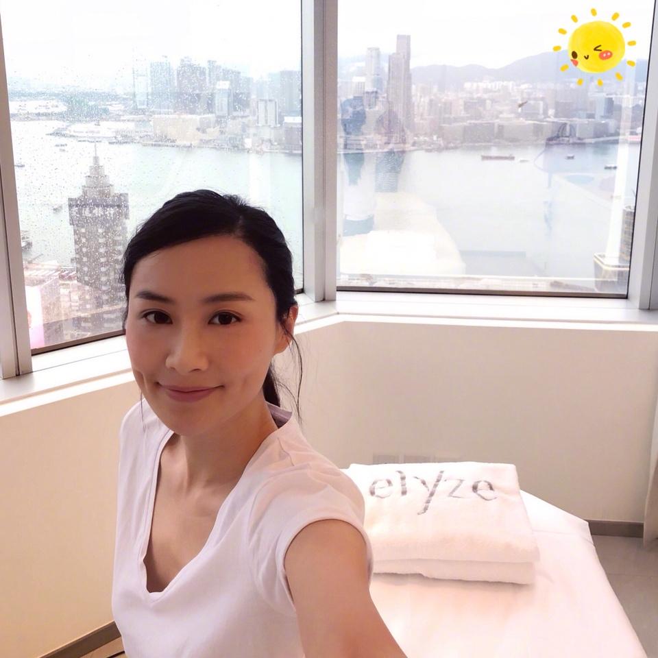 陈法拉晒最新近照,蓝色上衣搭配五分裤轻松又随性,回眸一笑超美