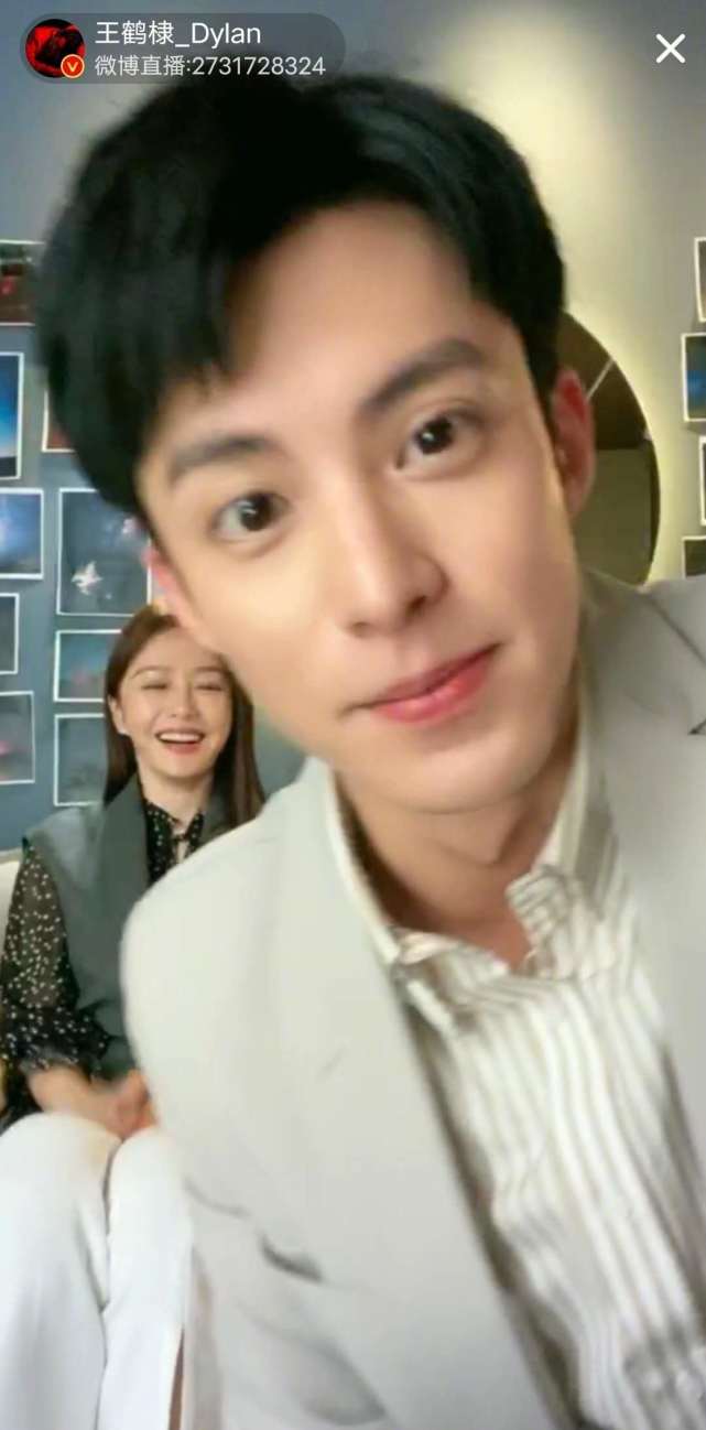 有火花王鹤棣直播对秦岚唱是心动呀眼神对视甜蜜溢出屏幕