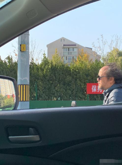 窦唯骑电动车显窘态,风掀头发暴露已秃到后脑勺,胡子拉碴很沧桑