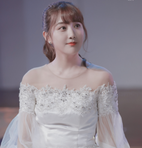 明星穿婚纱,鞠婧祎甜美,许佳琪仙气,而她像在逃公主!