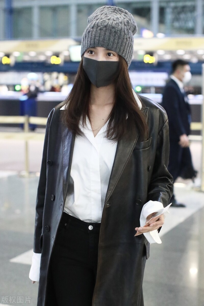 王紫璇穿衬衫搭配风衣现身机场走路带风甜酷女孩子