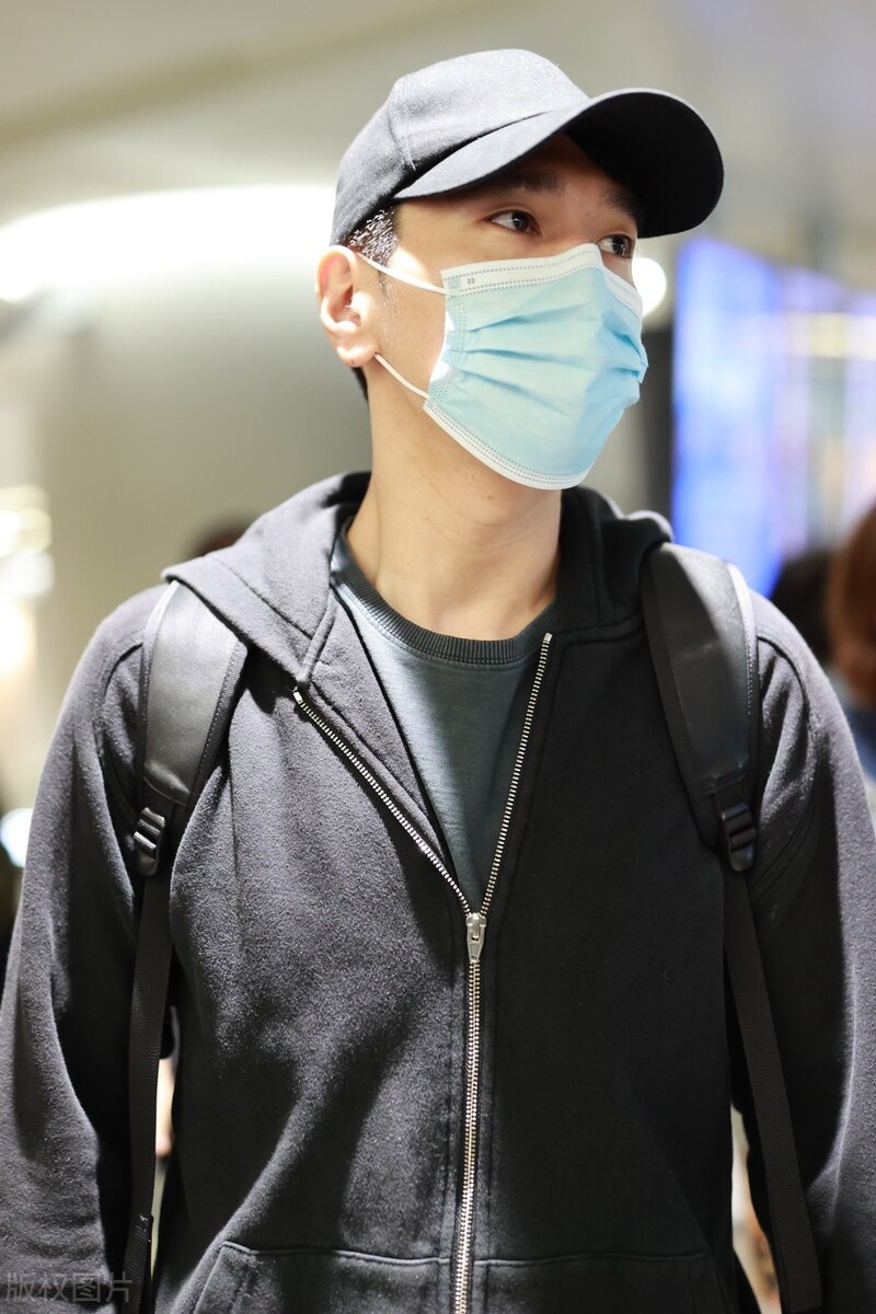 赵又廷穿着休闲现身机场,头戴黑色棒球帽男人味十足