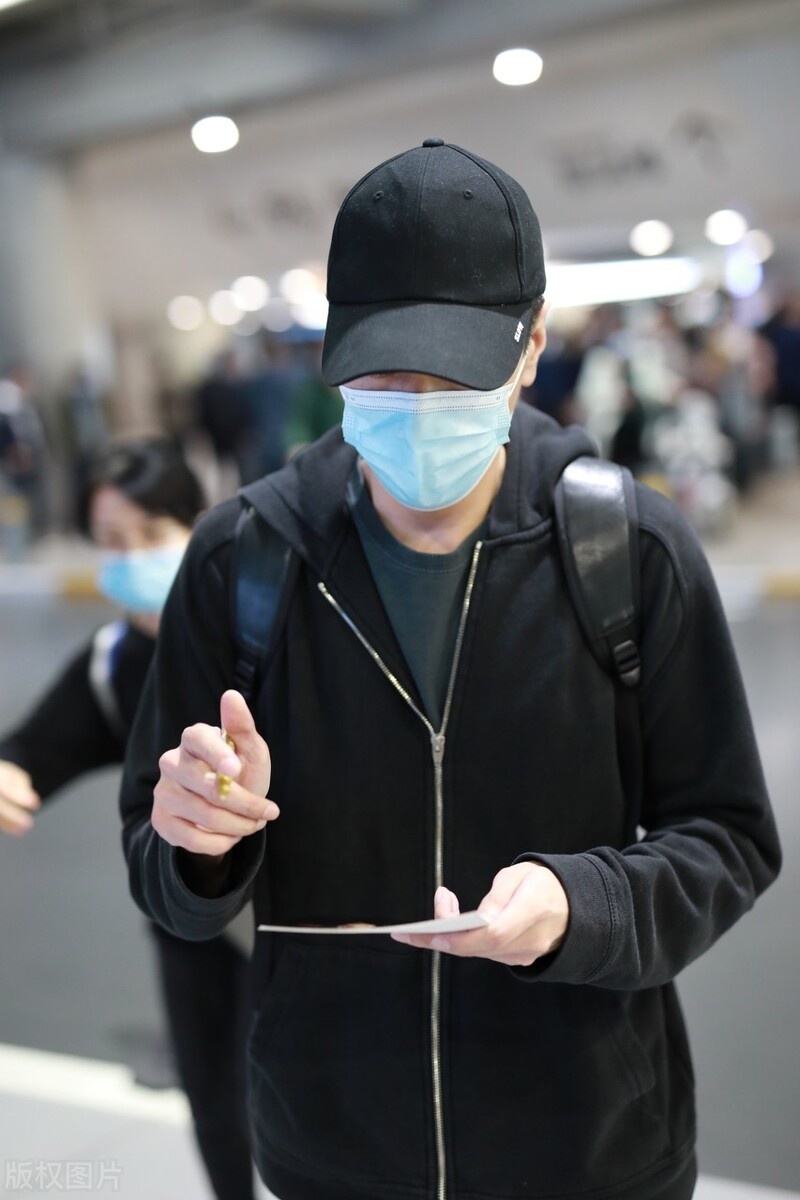赵又廷穿着休闲现身机场,头戴黑色棒球帽男人味十足