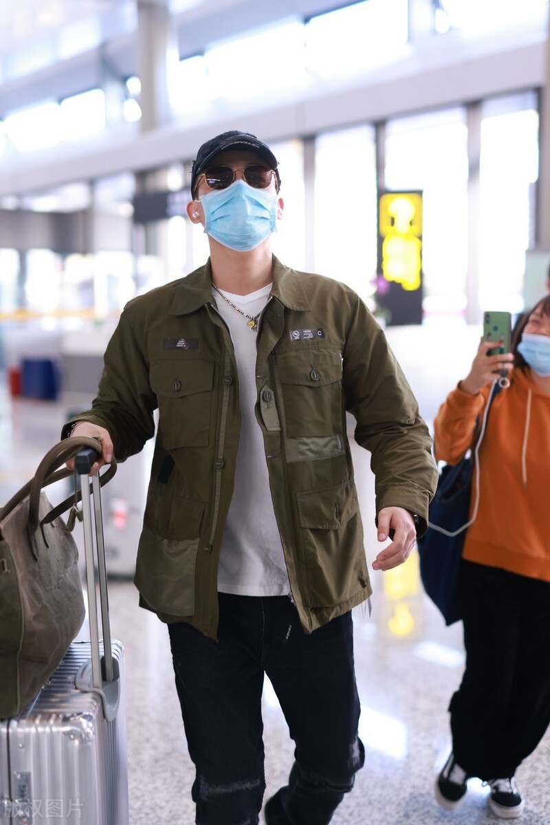 11月4日,欧豪现身上海机场.