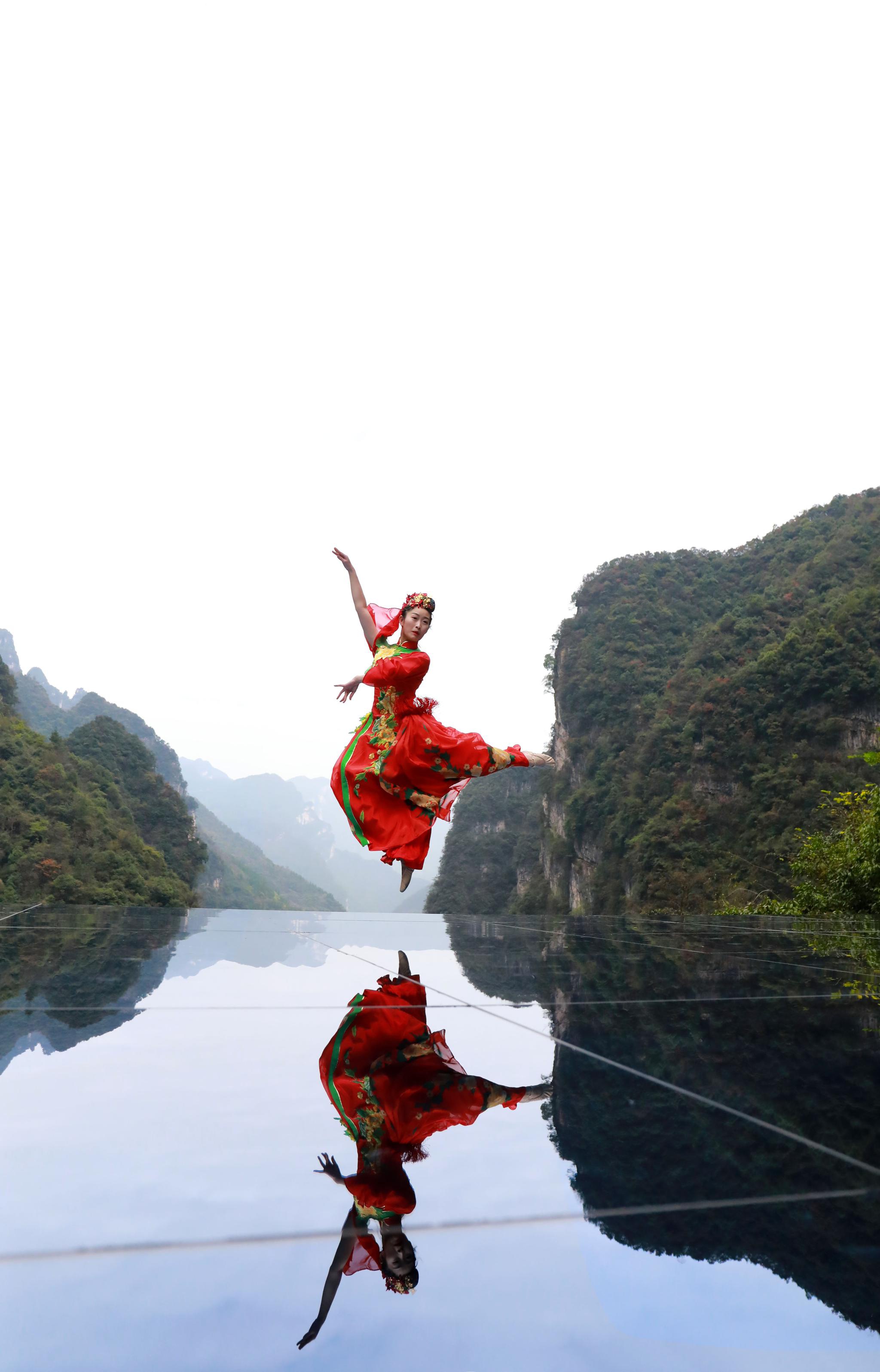 湖北三峡竹海高山之巅"天空之镜"引美女游客起舞