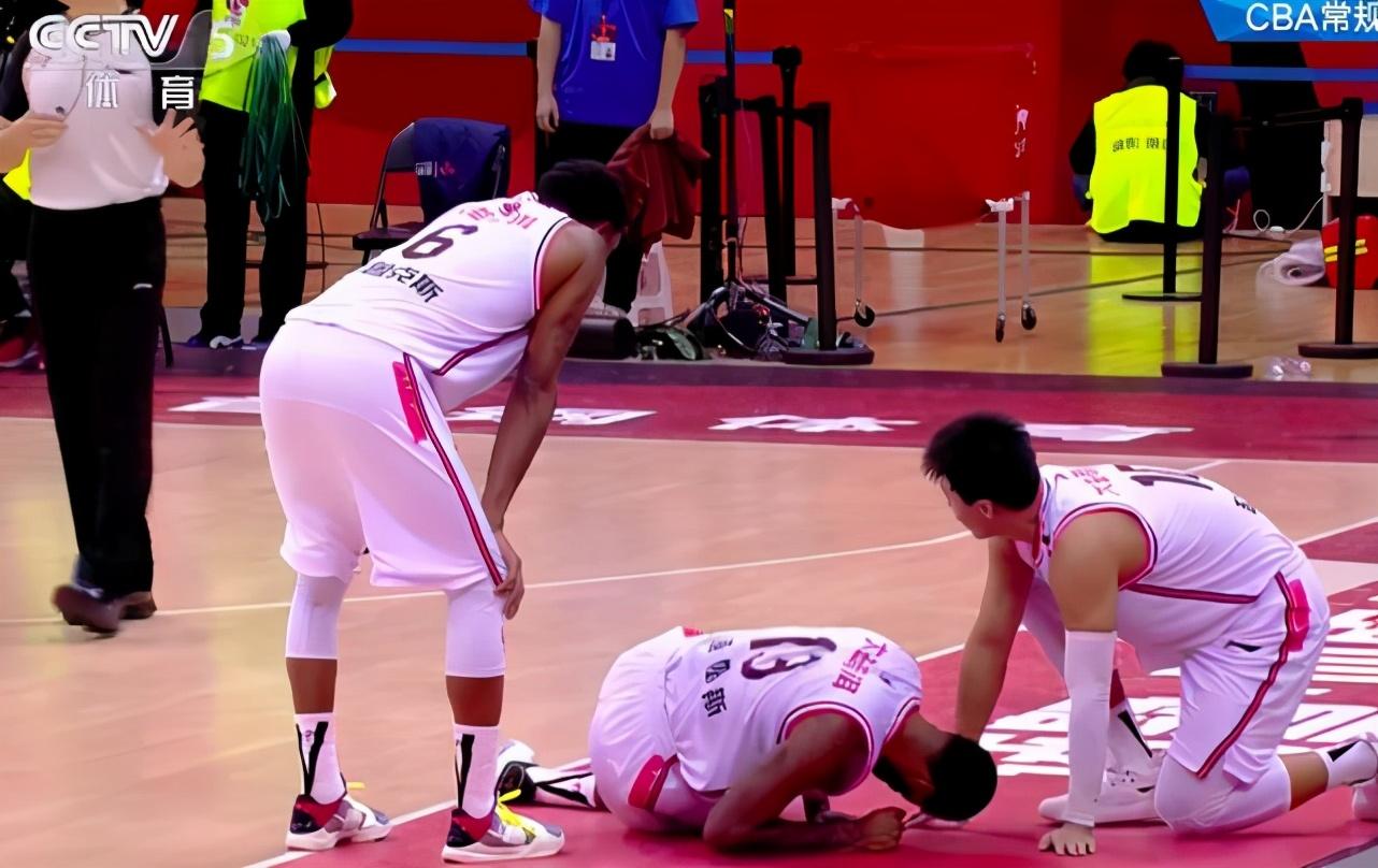 到自己犯下的是什么样的错误,因为我们看到当时被判罚夺权犯规之后