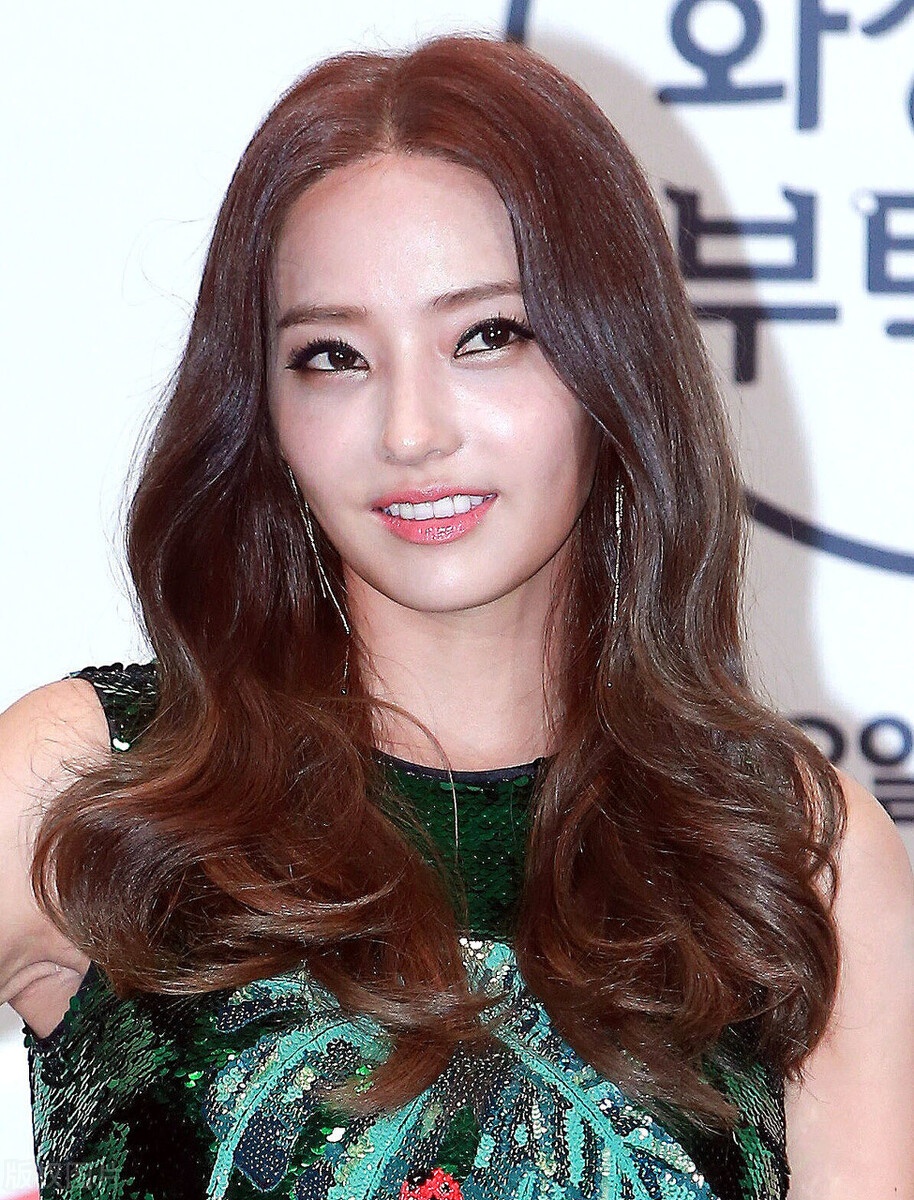 韩彩英女人味十足看着很霸气