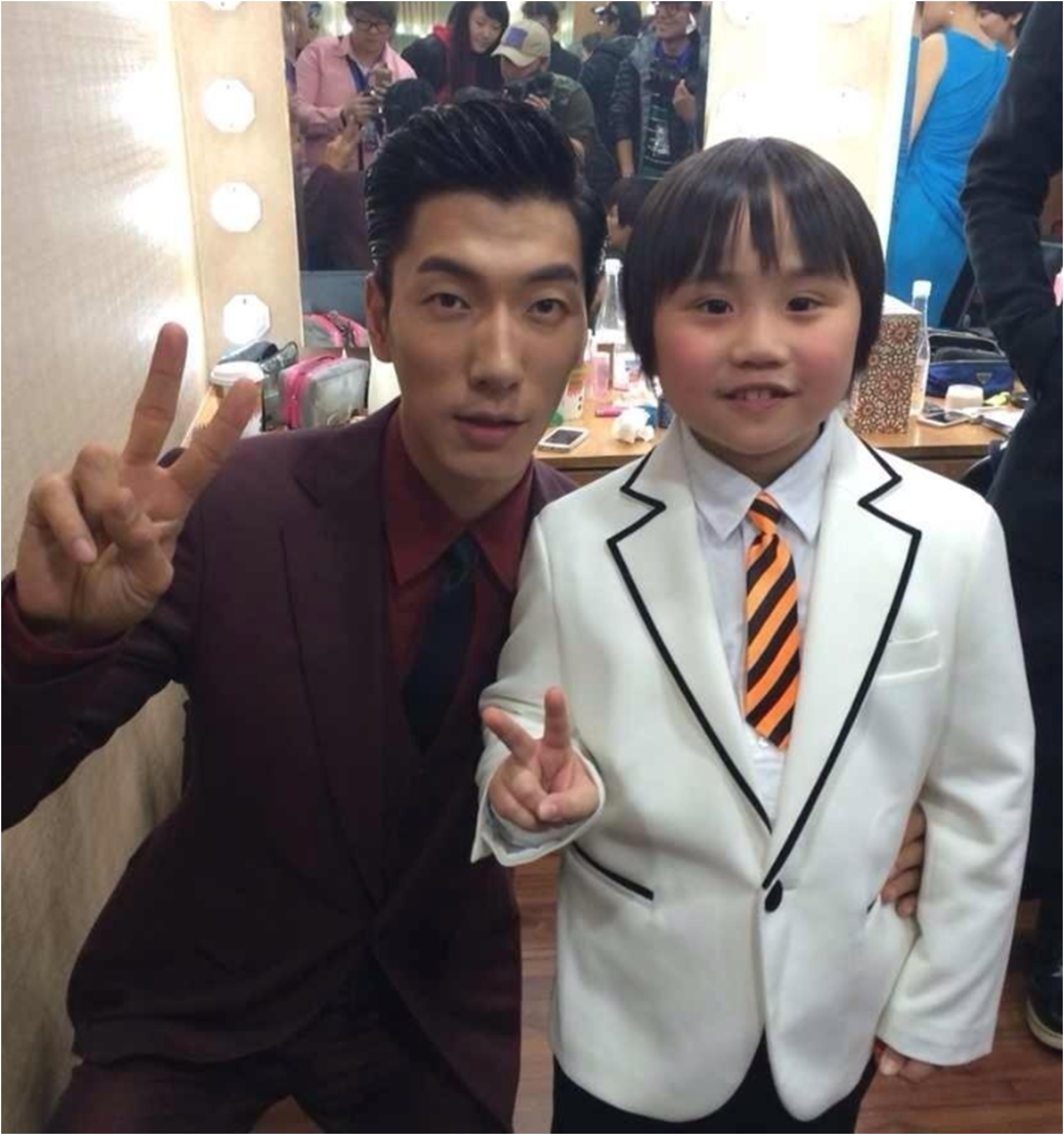 他两岁出道养全家,父亲买豪宅名车,后妈整容挥霍,如今咋样了?