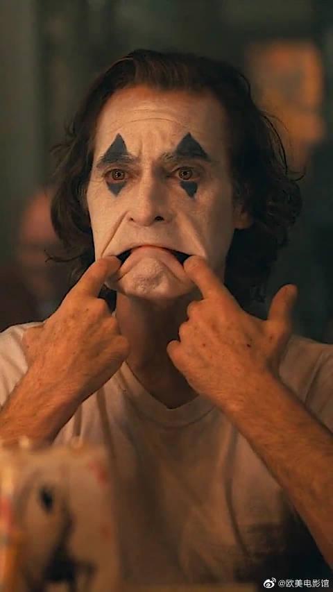 两位小丑先生雨天都敢出来难道不怕妆会被雨淋吗