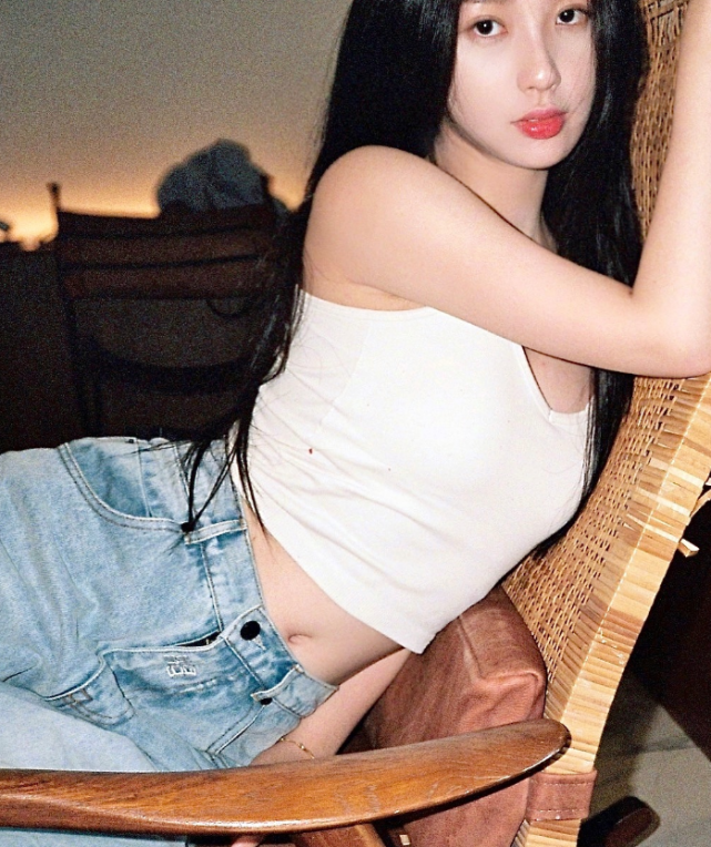 虞书欣的"内衣外穿"被疯传,挺胸回眸那刻:这身材谁扛得住