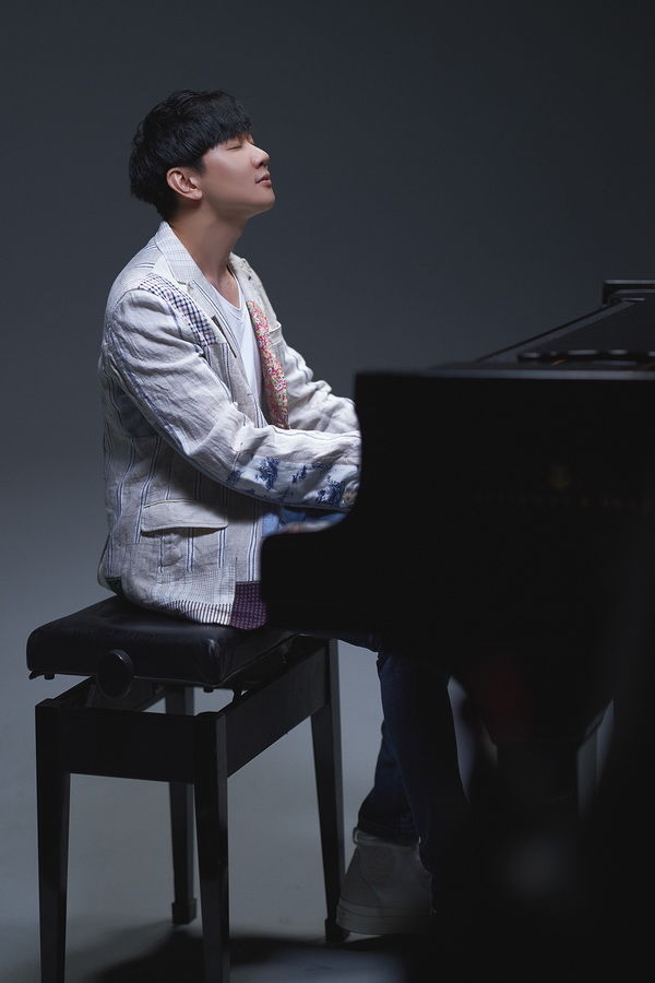 林俊杰照片弹钢琴图片