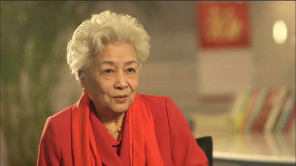 85岁谢芳近况曝光,白发苍苍走路佝偻,和老伴相濡以沫半辈子