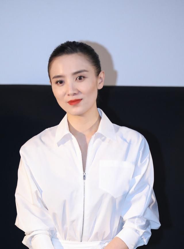 40岁宋佳低调现身,穿白色衬衫配半身裙,梳大背头不失霸气