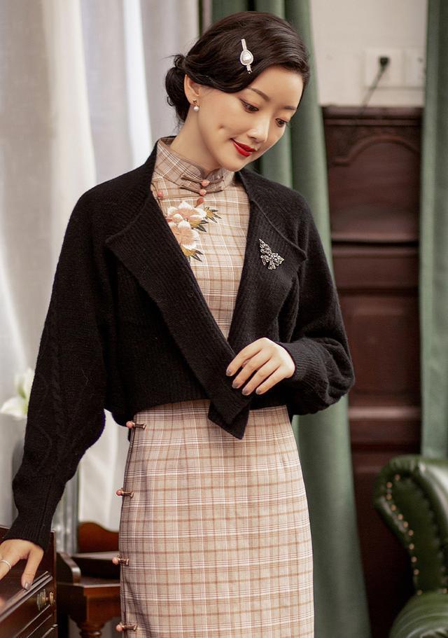 真正优雅的女人,今秋都在穿"旗袍",搭配大衣针织衫都很高级