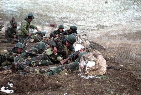 公然蔑视国际公约,阿塞拜疆下令放火烧山,白磷弹轰炸平民区