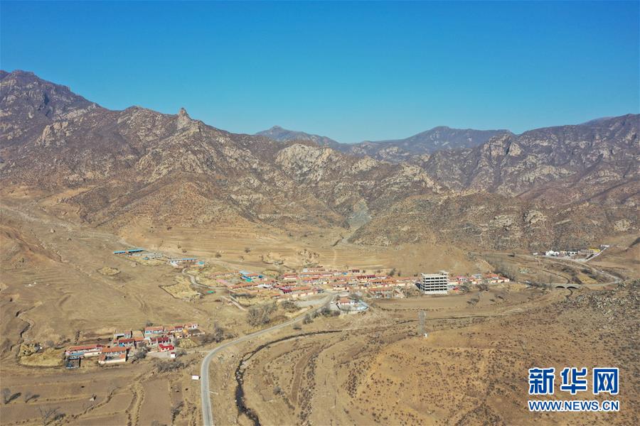 任建成居住的卓资县旗下营镇油房营村(11月4日摄,无人机照片).