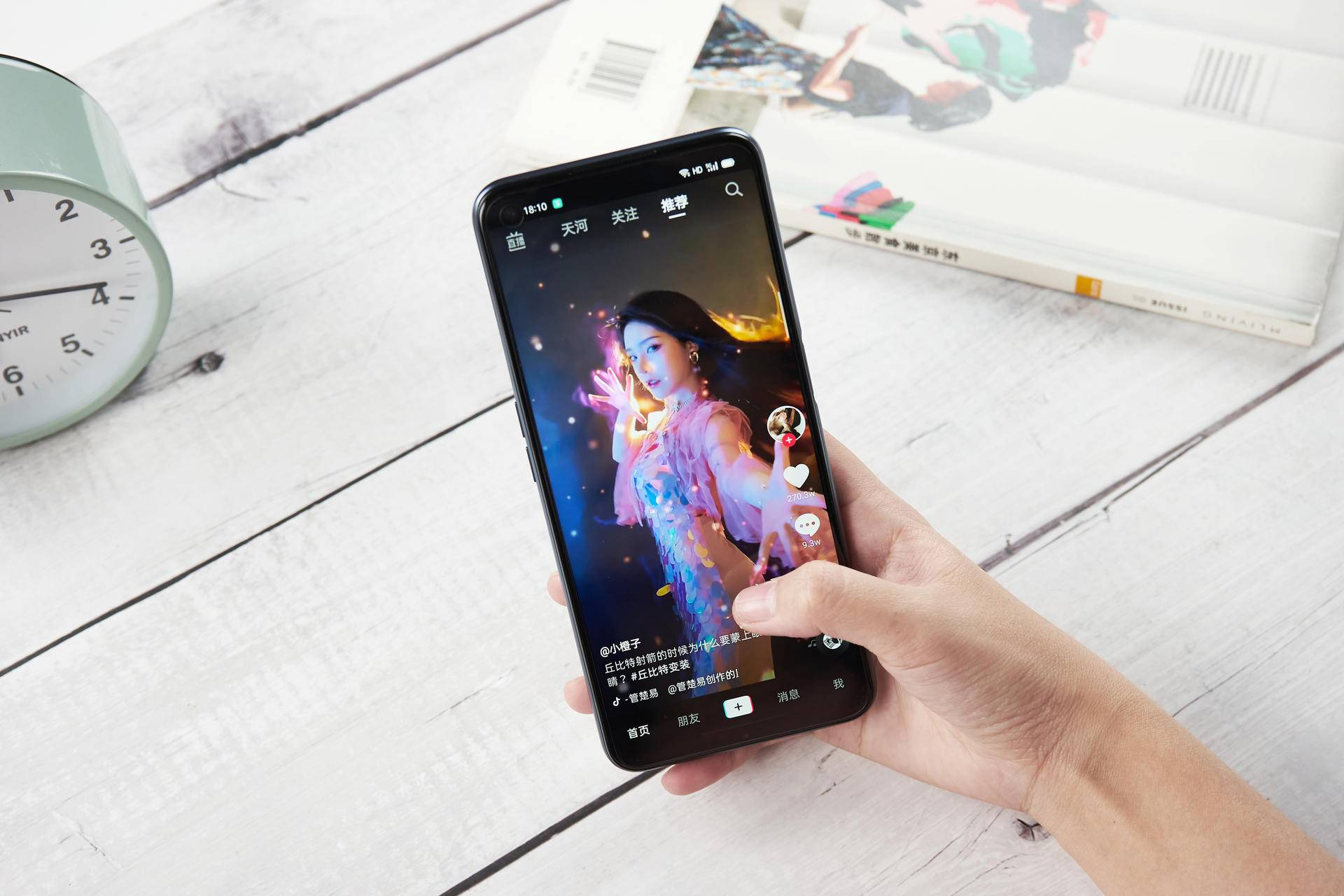 redme10x搭载的是天玑820芯片,安兔兔跑分在41万左右,oppo k7x搭载的