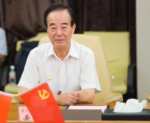 张万镇(三环集团)▲位列第292的黄世再(大中华国际)▲位列第344的