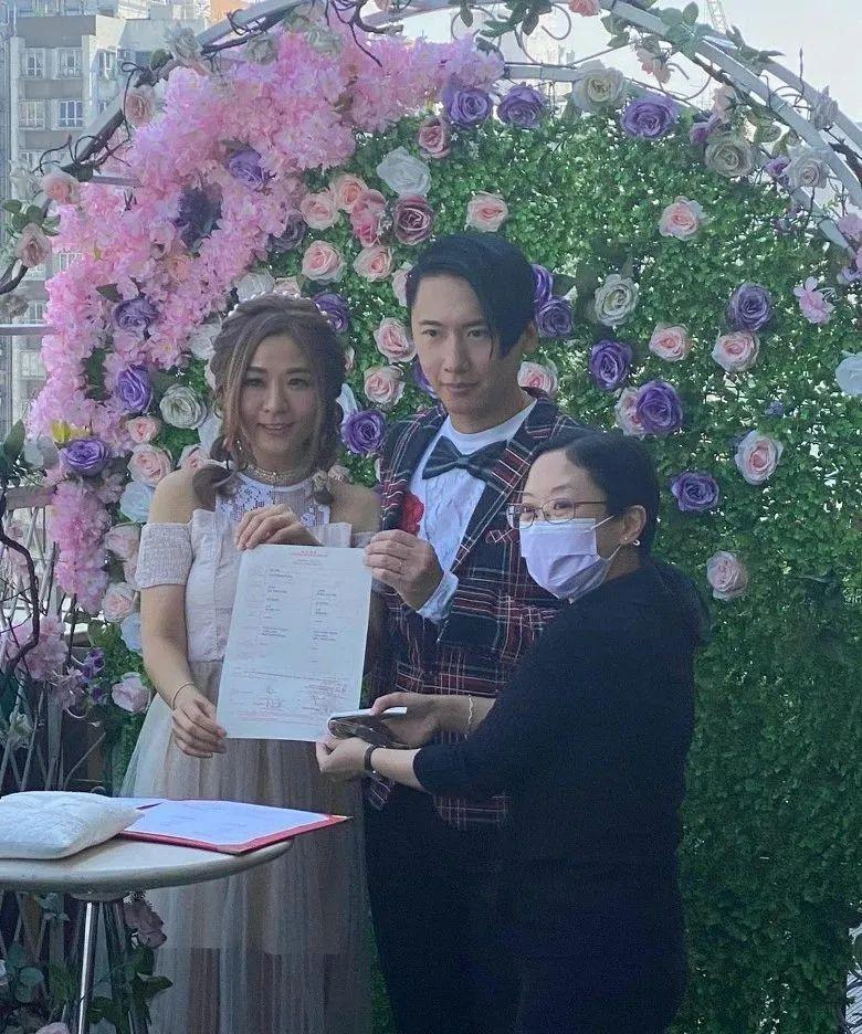 见到在签字仪式中,冯曦妤一身米色短礼服,简约又不失优雅,而老公则以