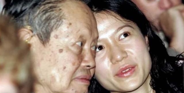 98岁杨振宇精神饱满,44岁翁帆显沧桑,这对"爷孙恋"令人佩服