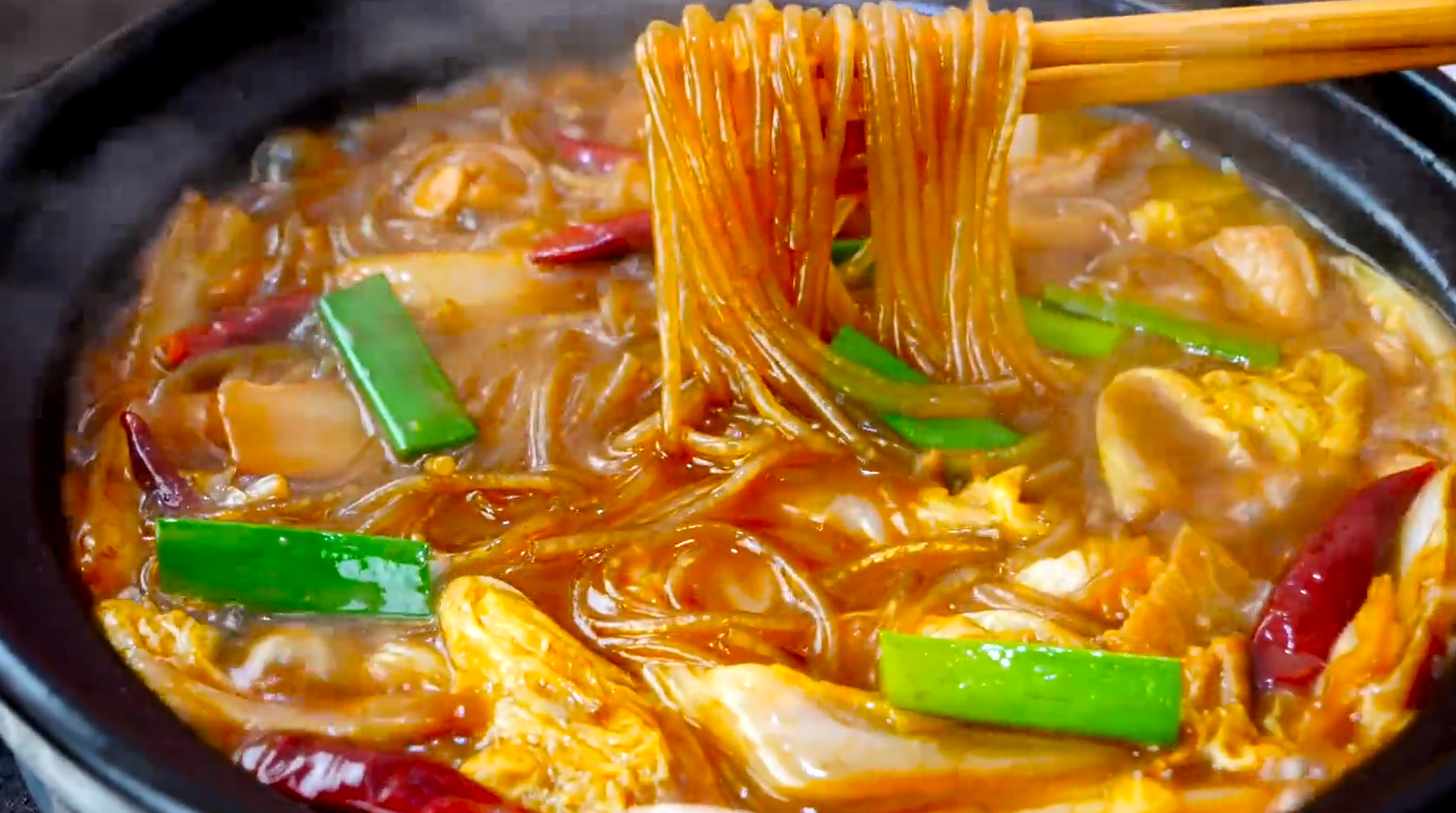 白菜炖粉条怎么做最好吃?诀窍在这里,香气四溢,炖一锅都不够吃