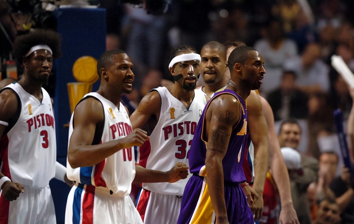 湖人f4都打不过的活塞五虎,为何会被年仅22岁的詹姆斯打爆?