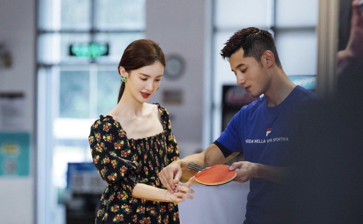 金晨跟张继科学打乒乓球两人相处渐渐和谐青蛙耳环上热搜