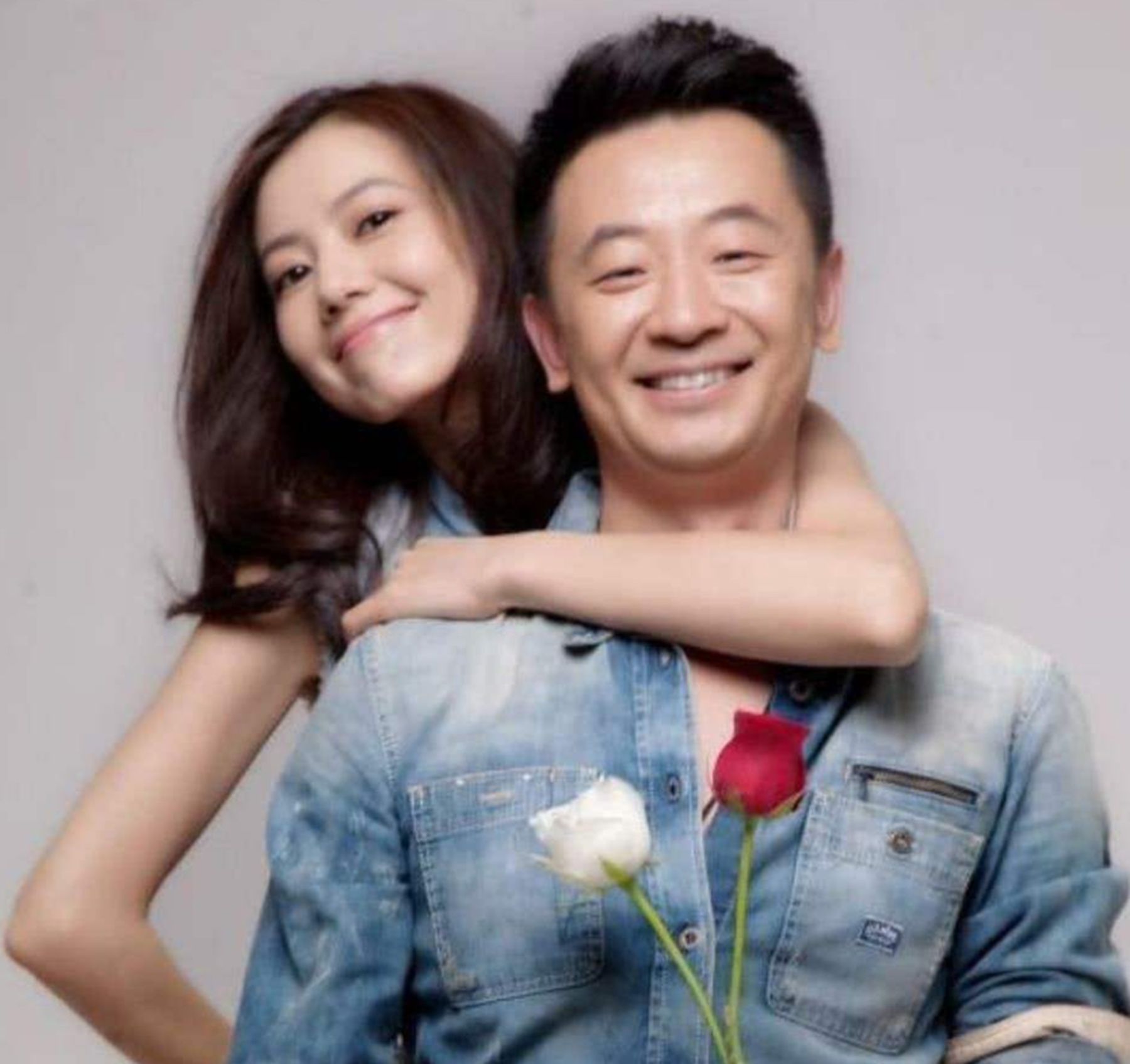 她不顾家人反对嫁给刚出狱的黄海波并生下孩子现过得咋样