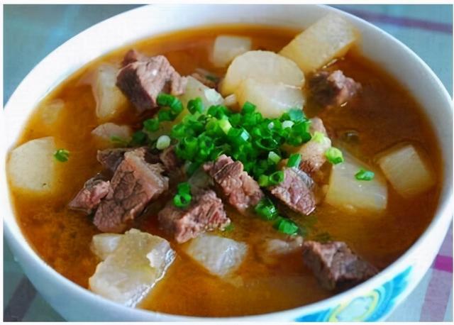 美味下饭菜:干锅腊肉茶树菇,尖椒炒肉皮,白萝卜炖牛肉