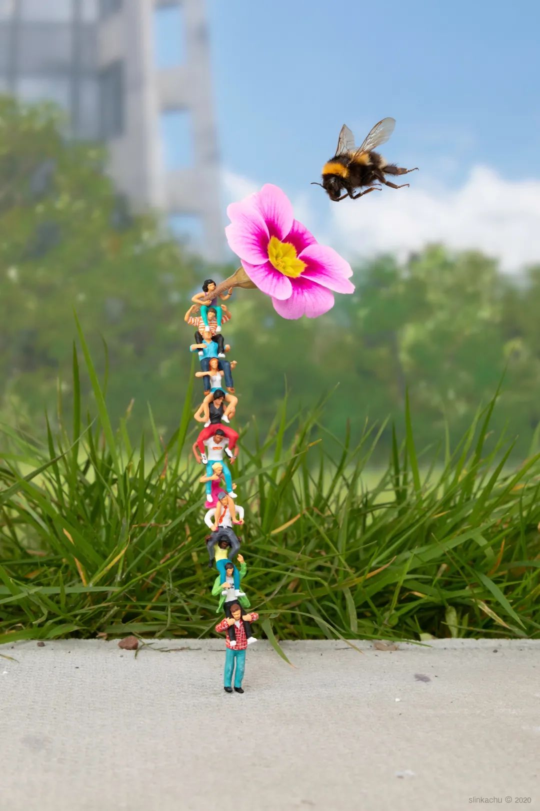 趣味十足的微缩摄影,可爱的卡通小人,让人会心一笑