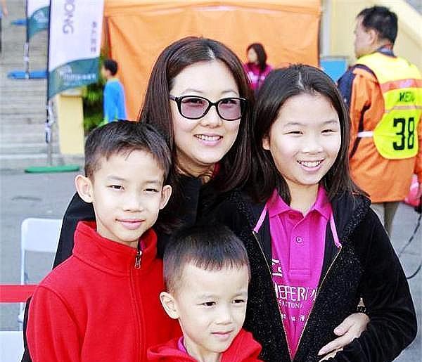 伏明霞现状:曾为嫁入豪门与父母断绝关系,今42岁发福想生四胎