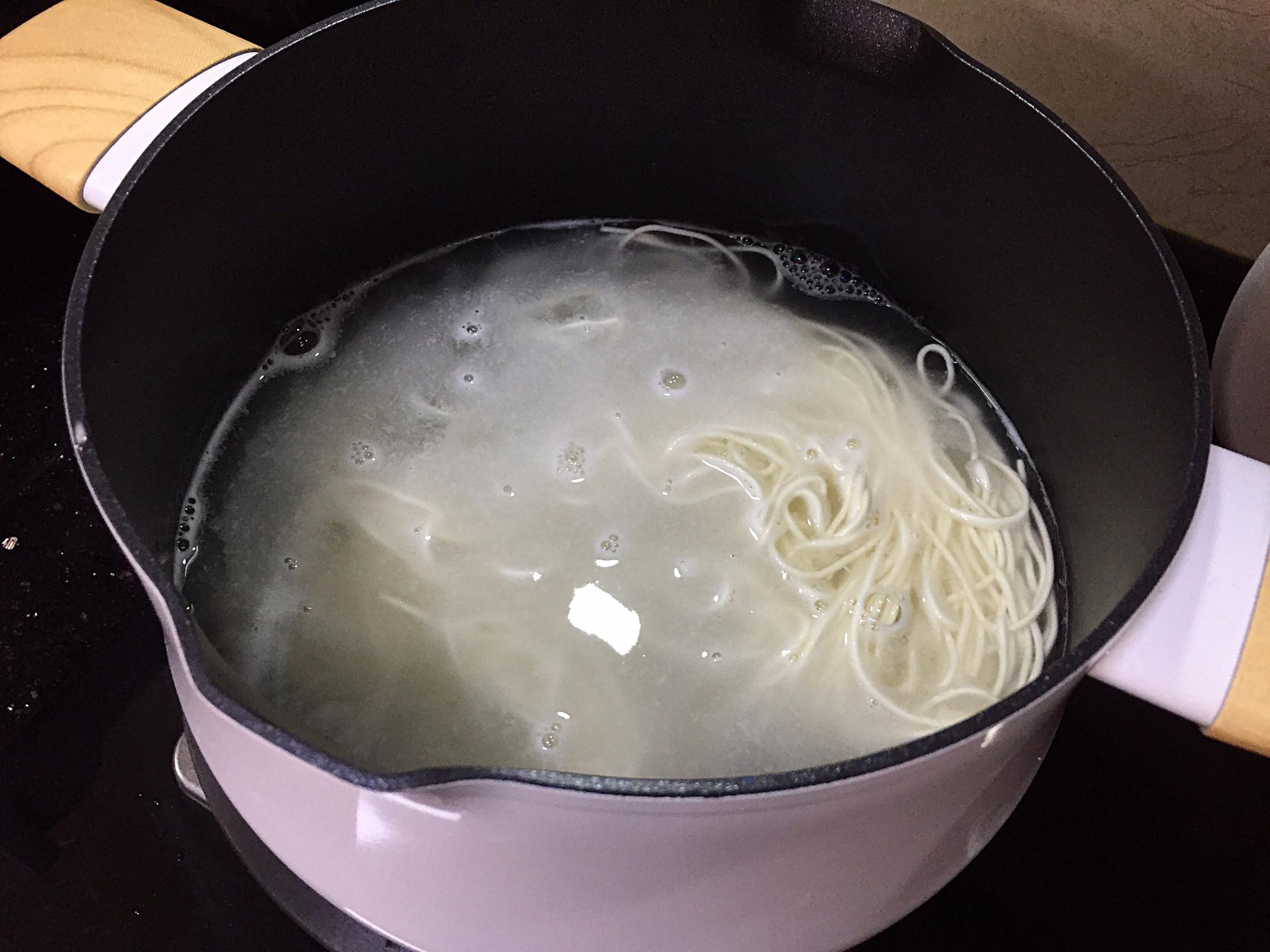 煮面条,最忌水开下锅,面馆师傅教我4个小诀窍,面