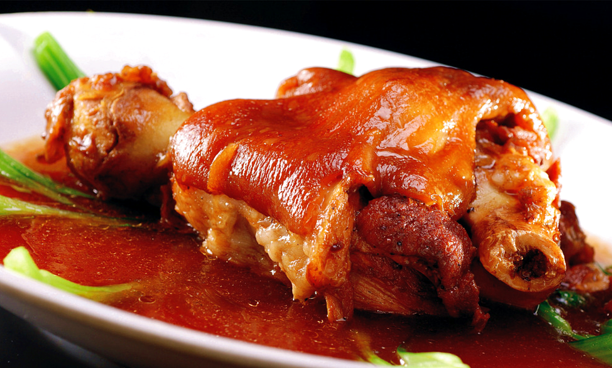 大厨教你一道色泽焦黄的东坡肘子软糯鲜香肥而不腻人人都喜欢