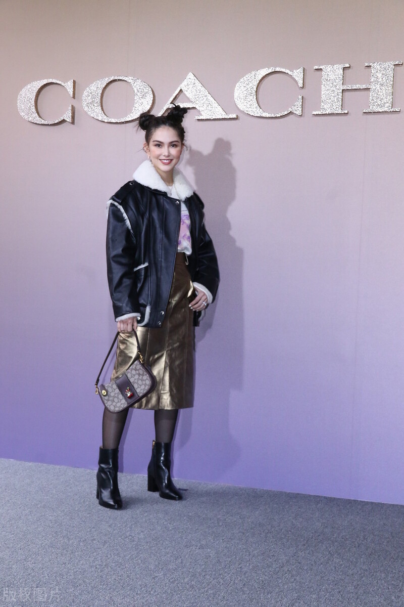 昆凌穿搭时髦现身活动,扎起两个丸子头是可爱女孩没错了