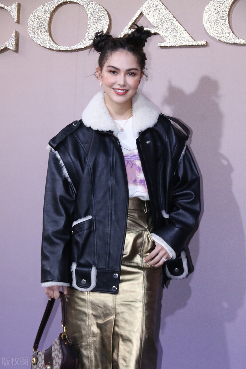 昆凌穿搭时髦现身活动,扎起两个丸子头是可爱女孩没错了