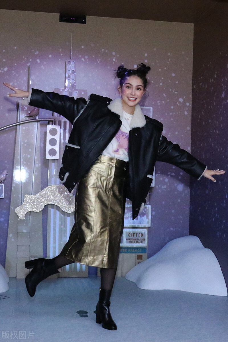 昆凌穿搭时髦现身活动,扎起两个丸子头是可爱女孩没错了