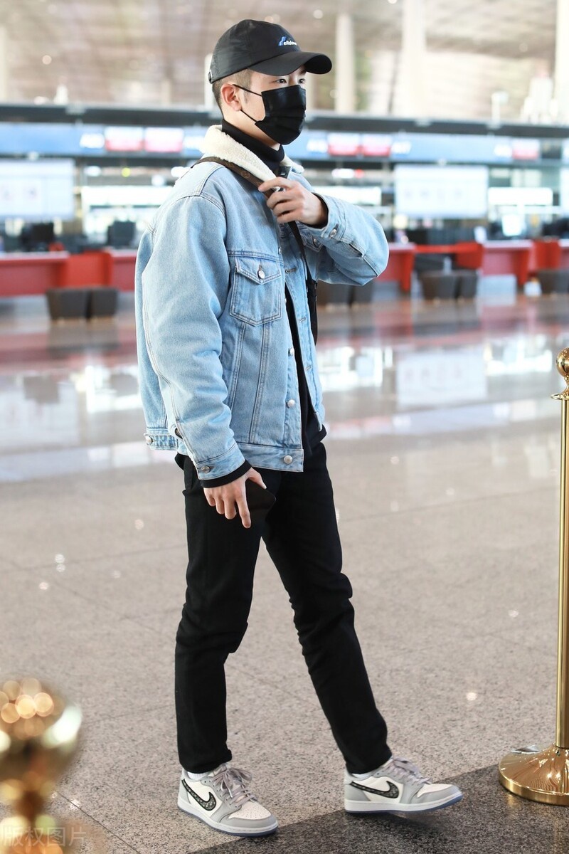 盛一伦现身机场,穿牛仔外套搭配黑色裤子,脚上穿搭aj帅气十足