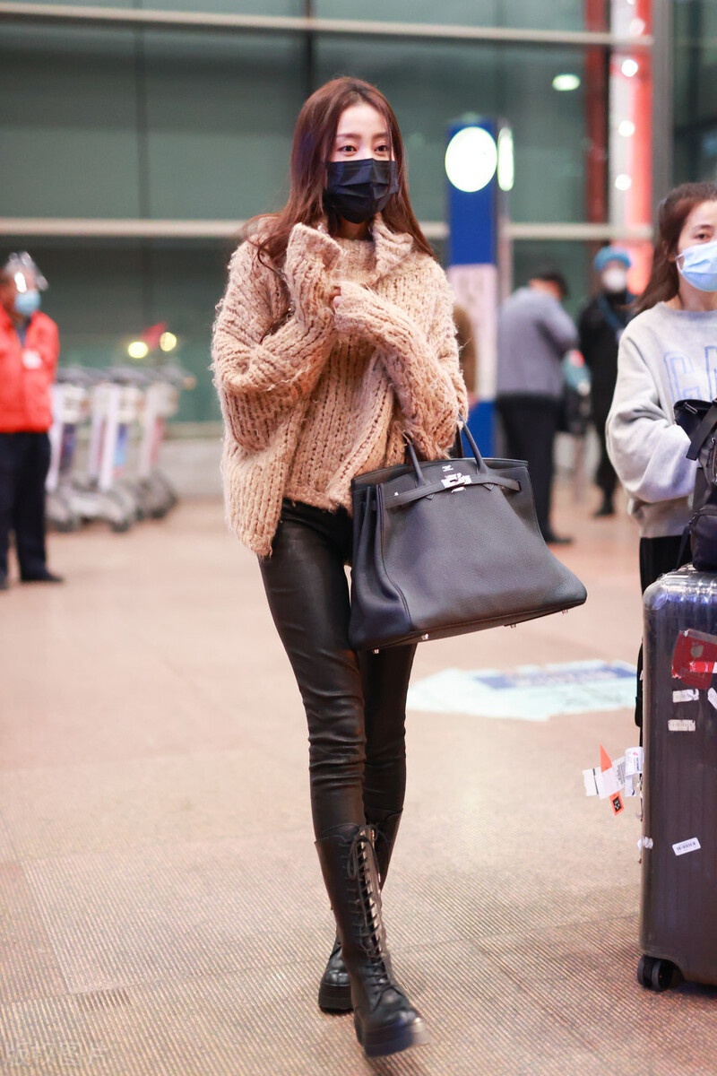 张天爱穿高领针织衫搭配皮裤现身机场,双眼如秋水般深邃迷人