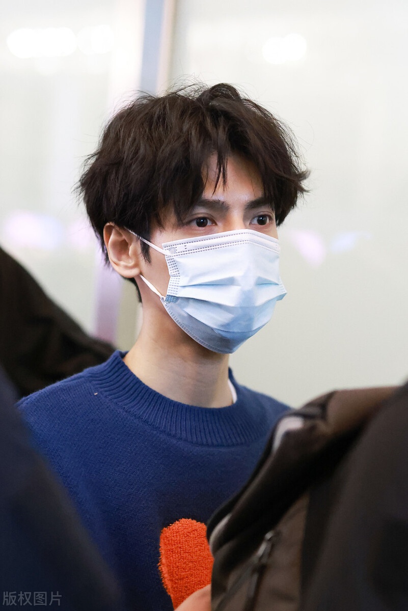 罗云熙穿蓝色针织衫搭配牛仔裤现身机场,满满的少年气息