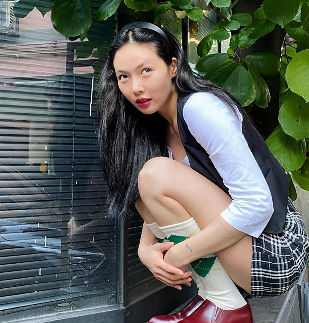 金泫雅有多美当她素颜穿着复古风时嫩的就像高中生