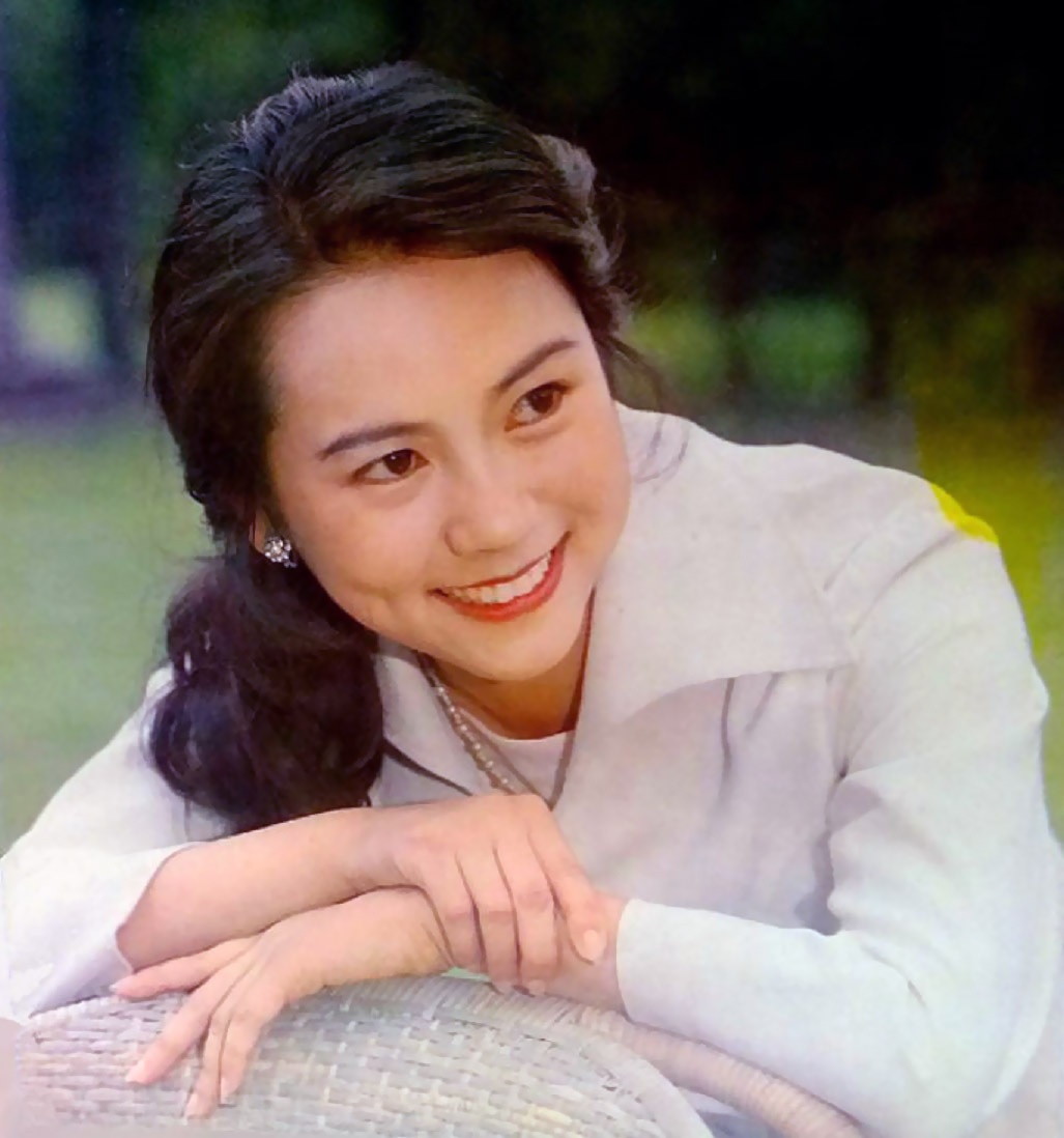 李秀明是和刘晓庆同一个年代的演员,刘晓庆现在依然在娱乐圈中活跃,而