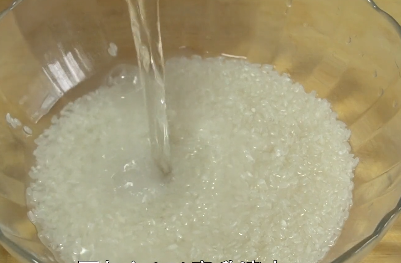 大米别只会煮饭了,加一把花生,筷子一搅,蓬松暄软,吃着像面包