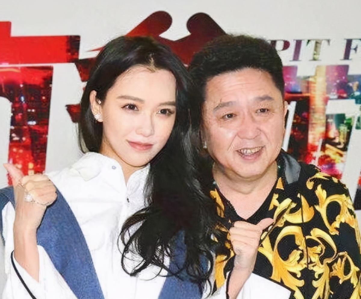 以为郭德纲老婆够仙儿了看到于谦老婆20岁照颜值不输刘亦菲