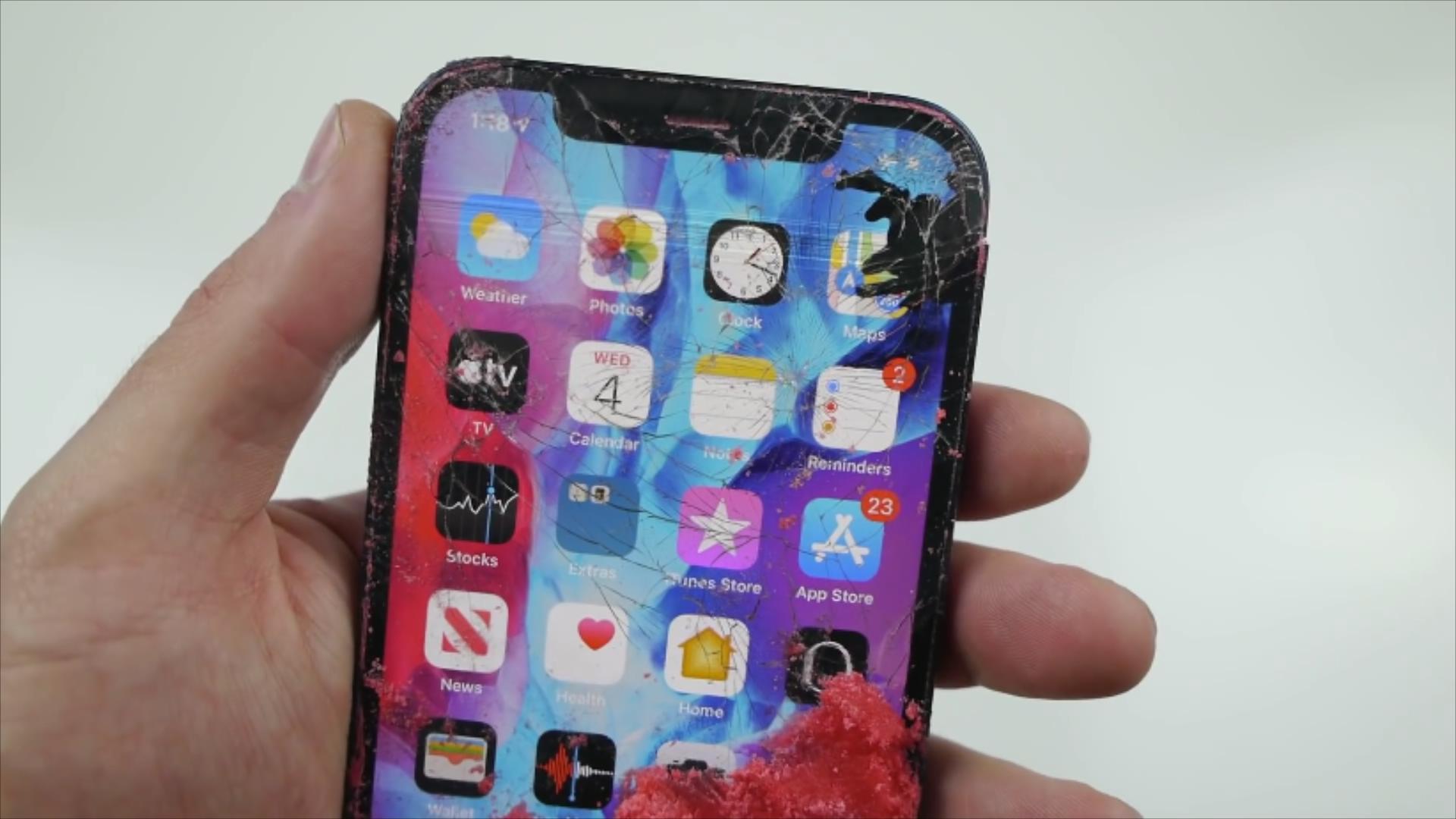 开机并且进行触控操作,而且用磁吸式充电器同样也可以给iphone12进行