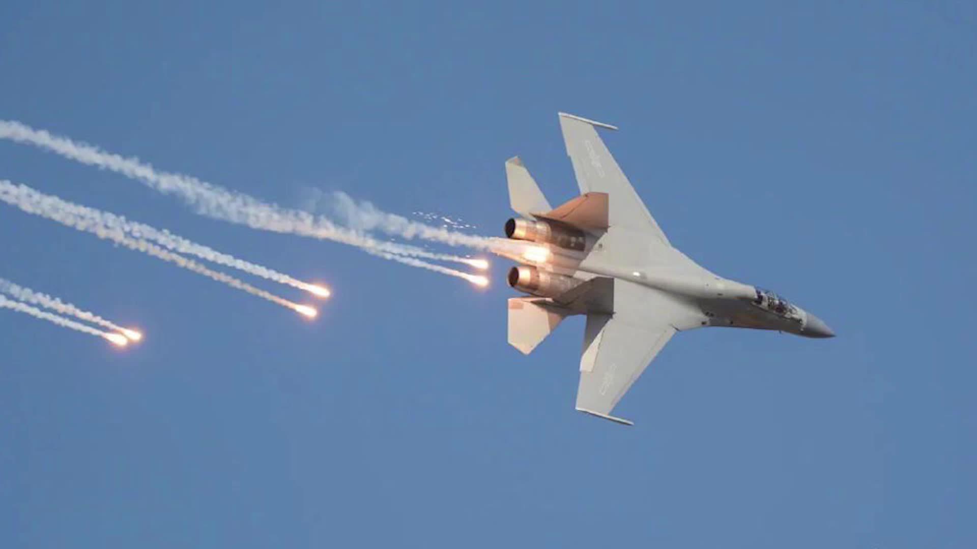 近日,中国军网发布了一批国产歼-16战机的精美图片,十分霸气!