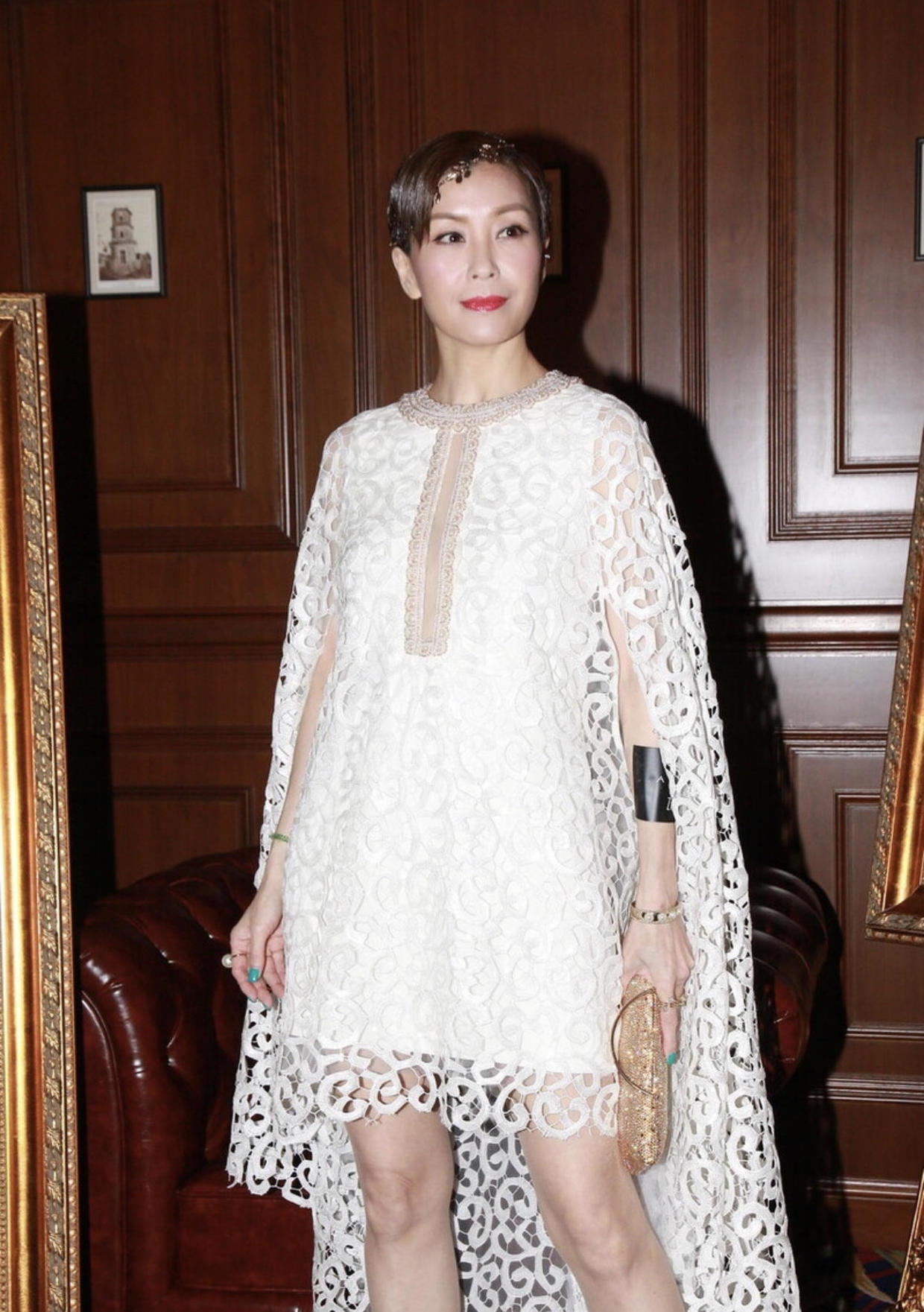 伍咏薇真不愧是冻龄女神,穿一袭白色斗篷式白色连衣裙,减龄时髦