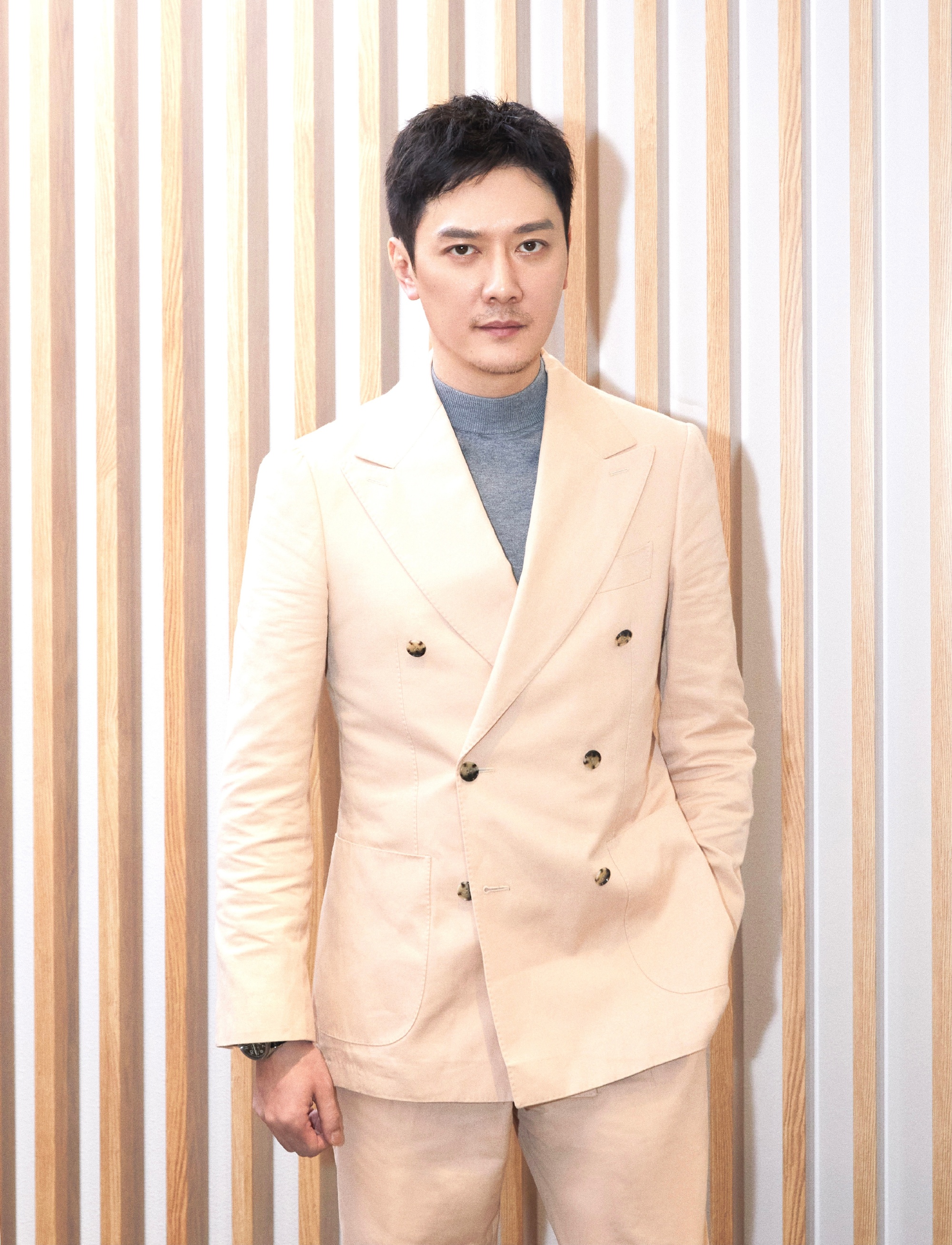 冯绍峰亮相活动留胡渣颜值回春与不久前瘦脱相模样大不同